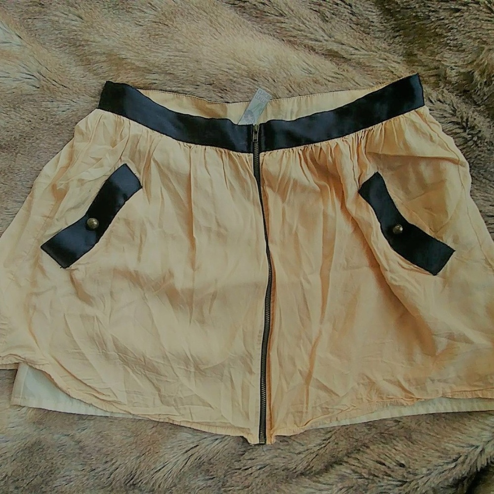 Great condition skirt with pockets!